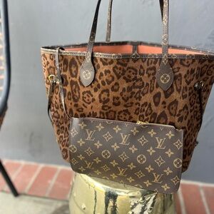 Beautiful leopard neverfull tote, pouchette included, brand new with dust bag